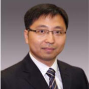 Le Zhang headshot.